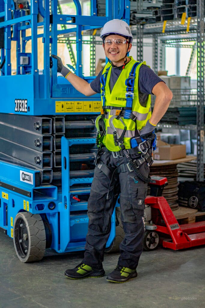 Pracownik w pełnym wyposażeniu