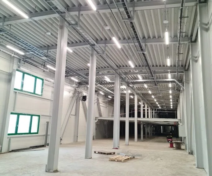 Kompleksowa instalacja elektryczna ukazująca halę przemysłową
