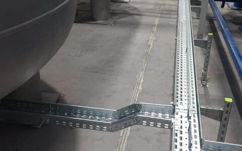 Trasy kablowe pod zbiornikiem