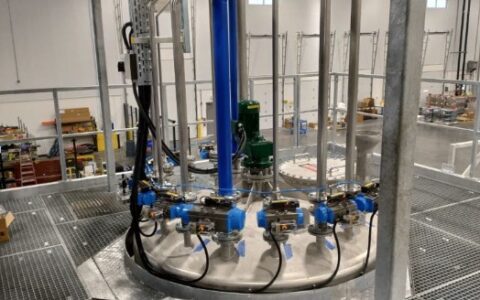 Zespół urządzeń na zbiorniku